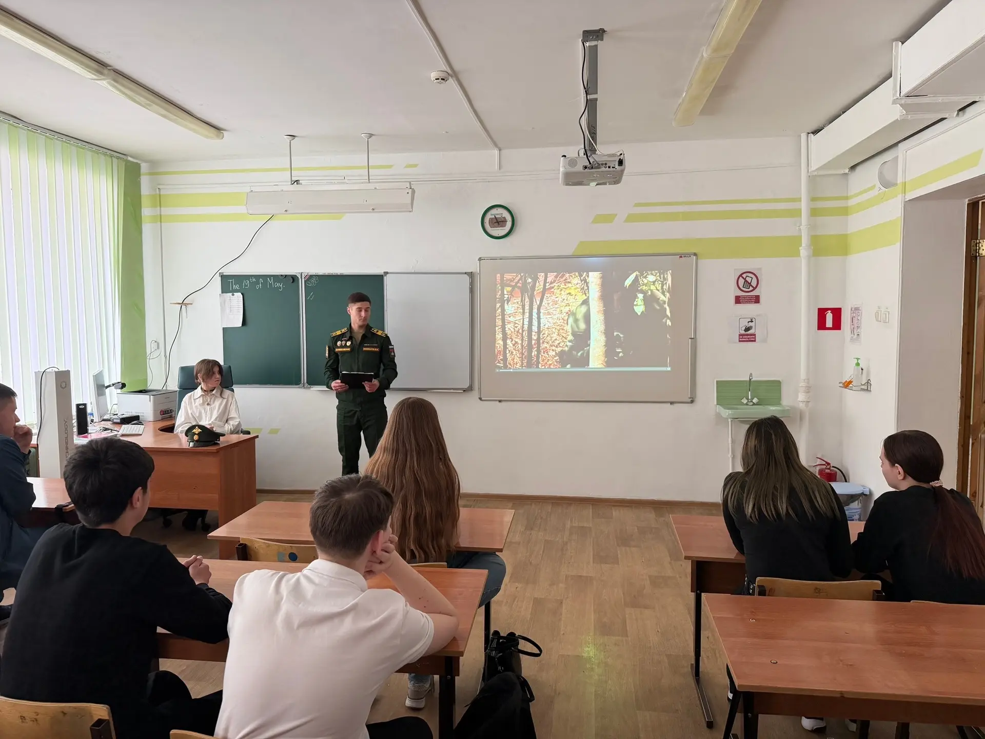 🎖 Профориентационный урок от военного училища: открываем двери в будущее 
 
Сегодня наши ребята пол