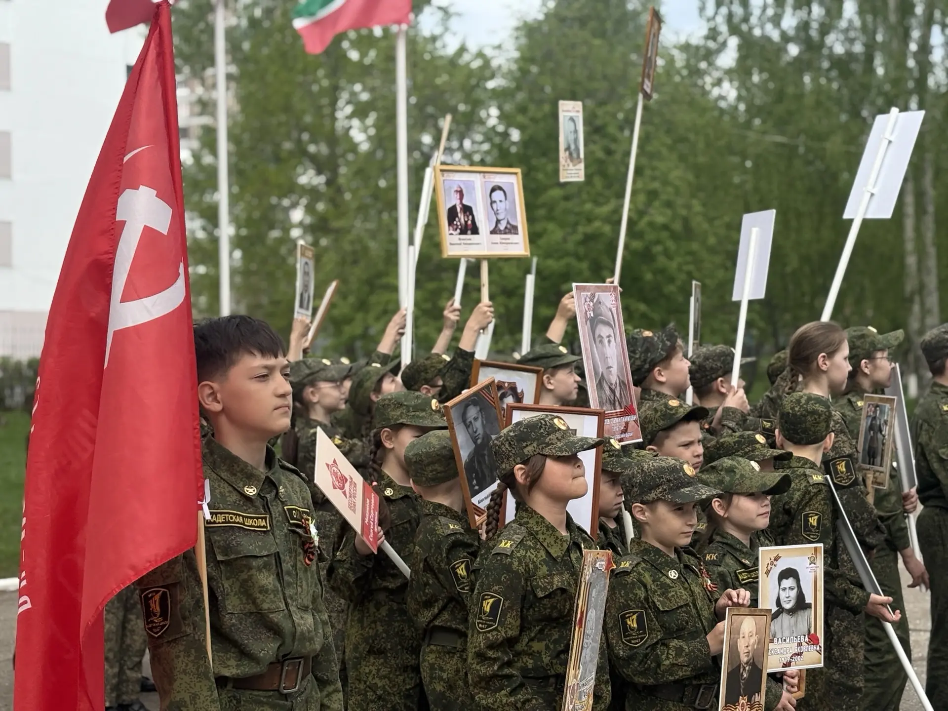 🕊️В нашей школе прошла одна из самых трогательных и важных акций года — «Бессмертный полк».  
Это н