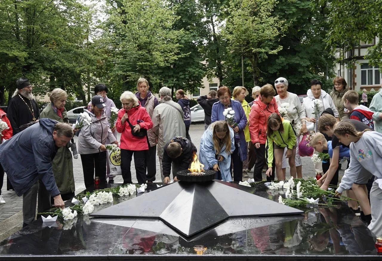 В Зеленоградске у мемориала павшим воинам почтили память детей — жертв войны на Донбассе.

На церемо