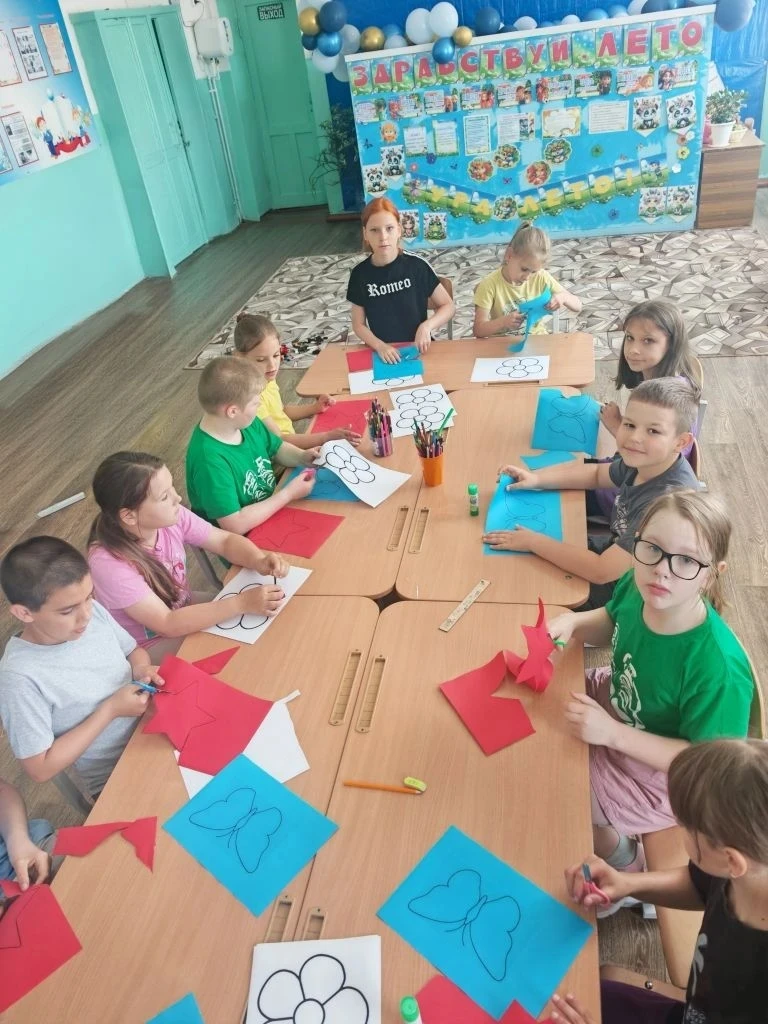 В пришкольном лагере "Солнышко" к празднованию Дня России  подошли творчески. Акцию «Белый, синий, к