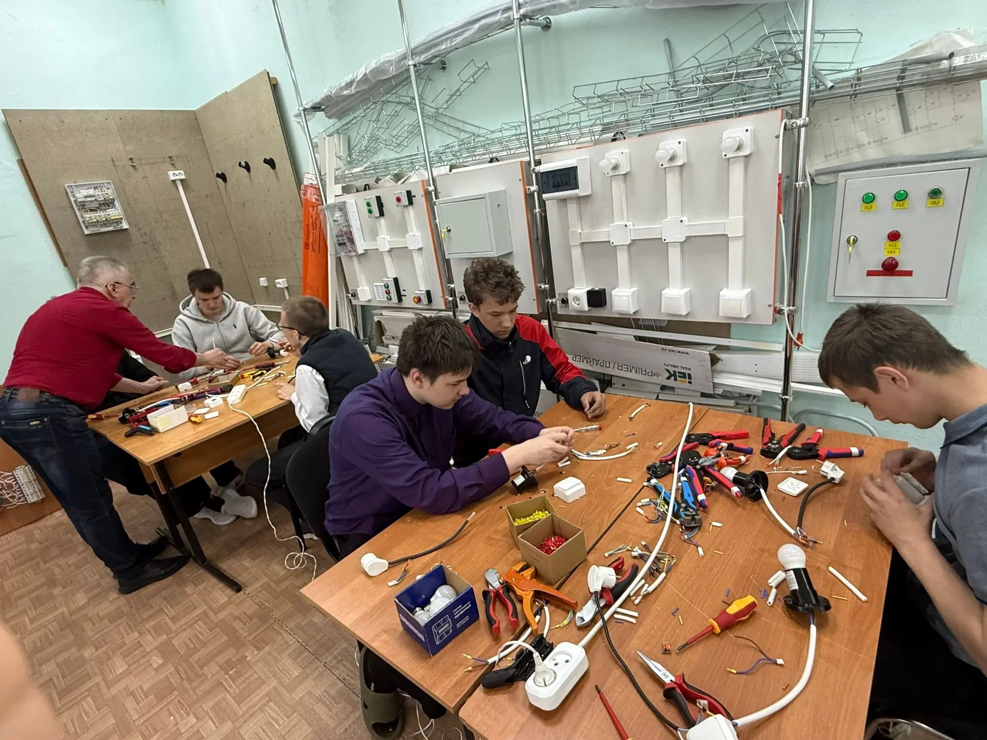 22 мая группа старшеклассников нашей школы приняла участие в профессиональных пробах по курсу «Элект