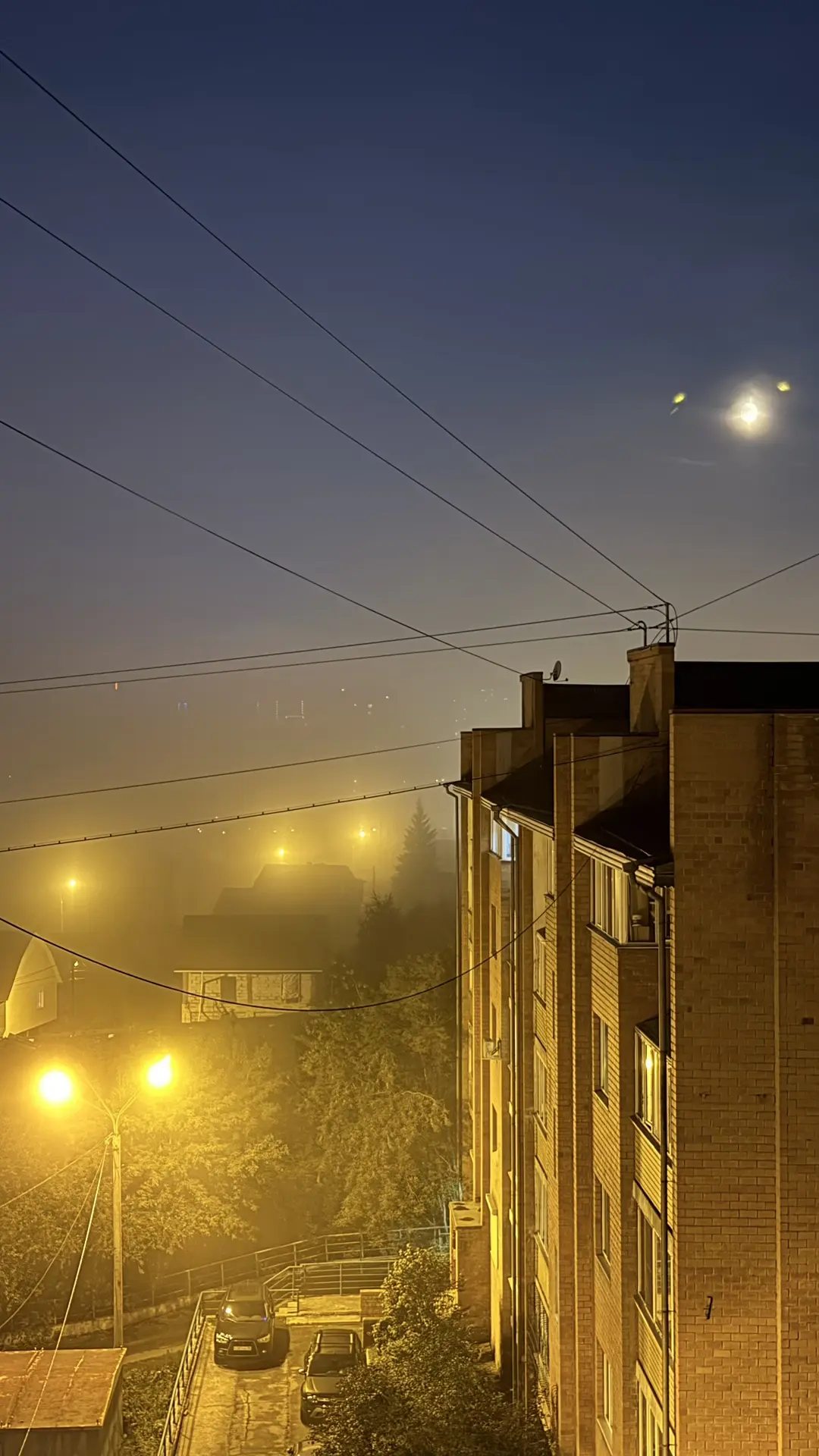 Город засыпает 😶‍🌫️
А какой у Вас вид из окна? 

Делитесь в комментариях🤌🏼