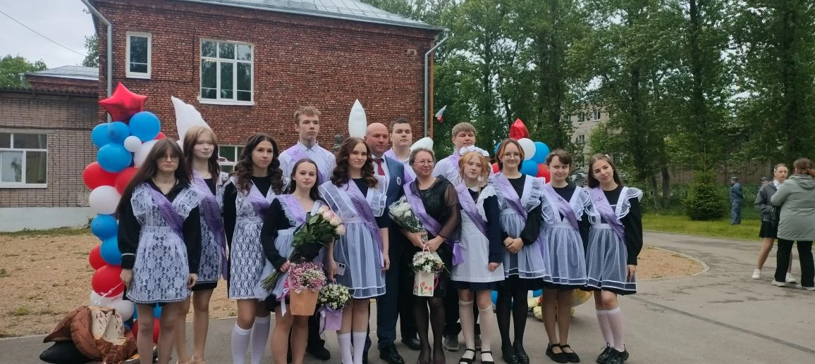 Пролетели школьные годы — впереди долгий и взрослый путь, важные решения и серьёзные задачи. Пусть л