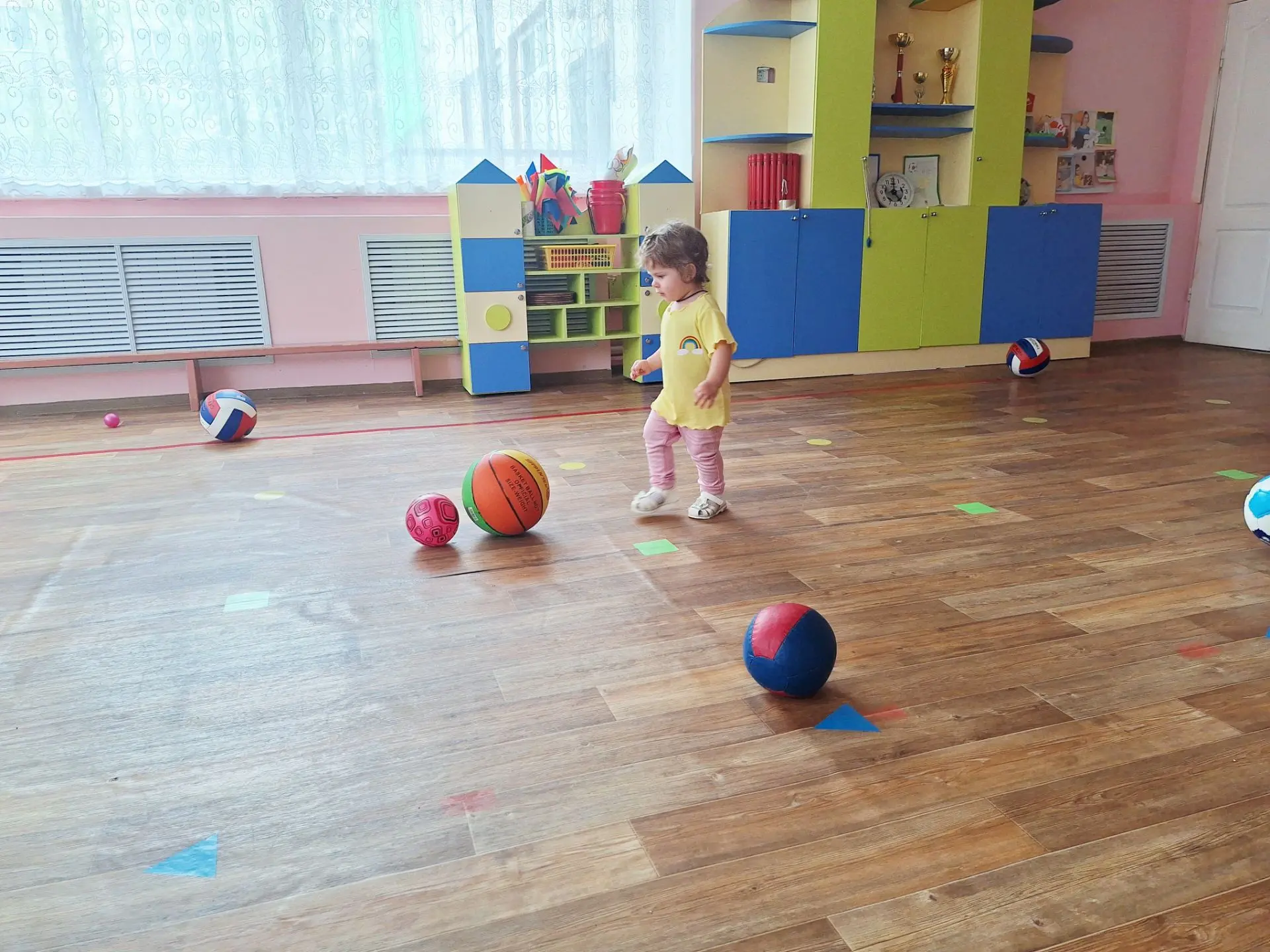 Малыши любят играть с мячами, потому что это просто, понятно и очень увлекательно 🎵 Мяч катится, пр