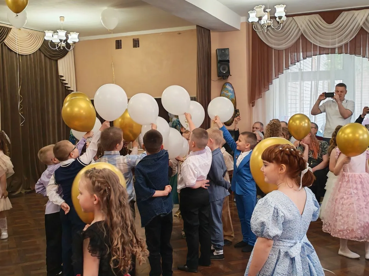 🎓🎈 Сегодня в нашем детском саду — трогательный и важный день! Выпускной для наших дошколят. 

Вот 