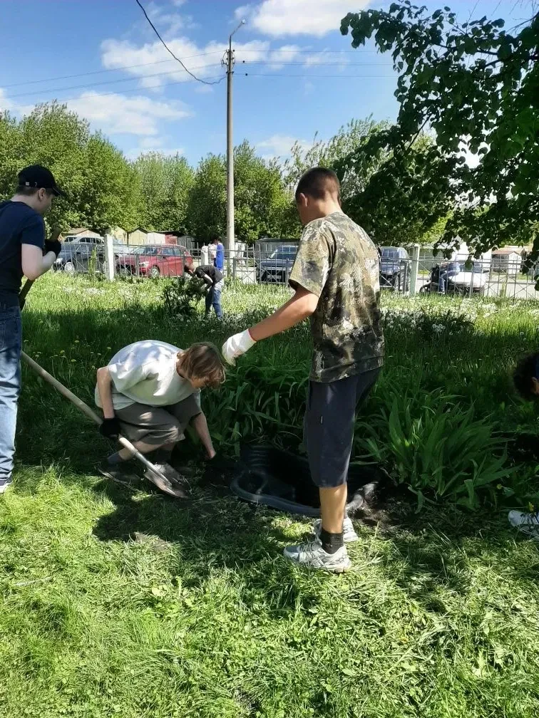 В школе дан старт работе экологического отряда. Юные активисты вышли на пришкольную территорию, чтоб