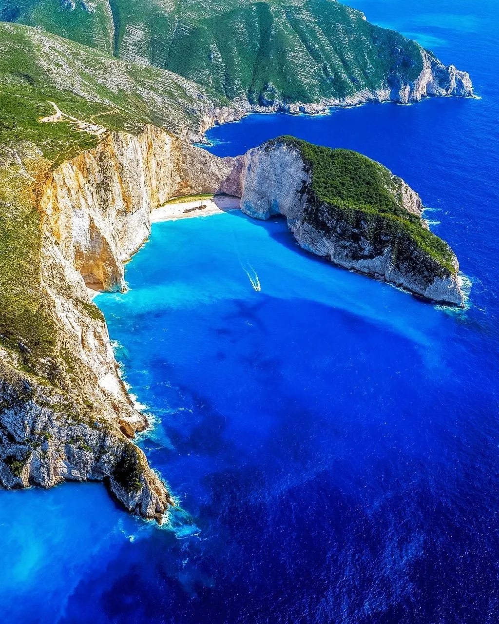 🇬🇷Власти Греции решили спасти легендарный корабль «Панайотис», который уже больше 45 лет остается 