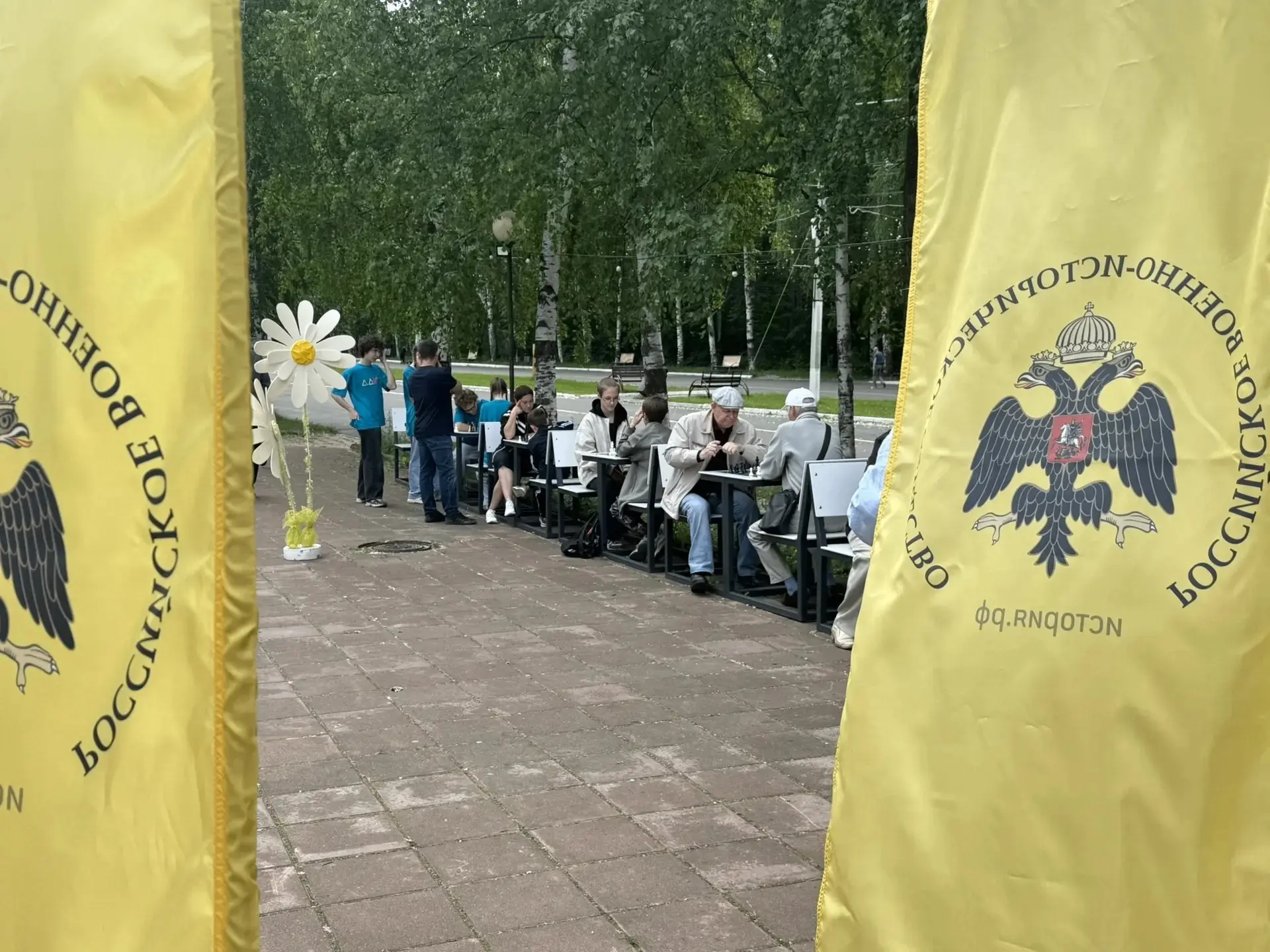 12 июня, в праздничный день, на шахматной аллее в парке им. Кирова в Ижевске состоялось официальное 