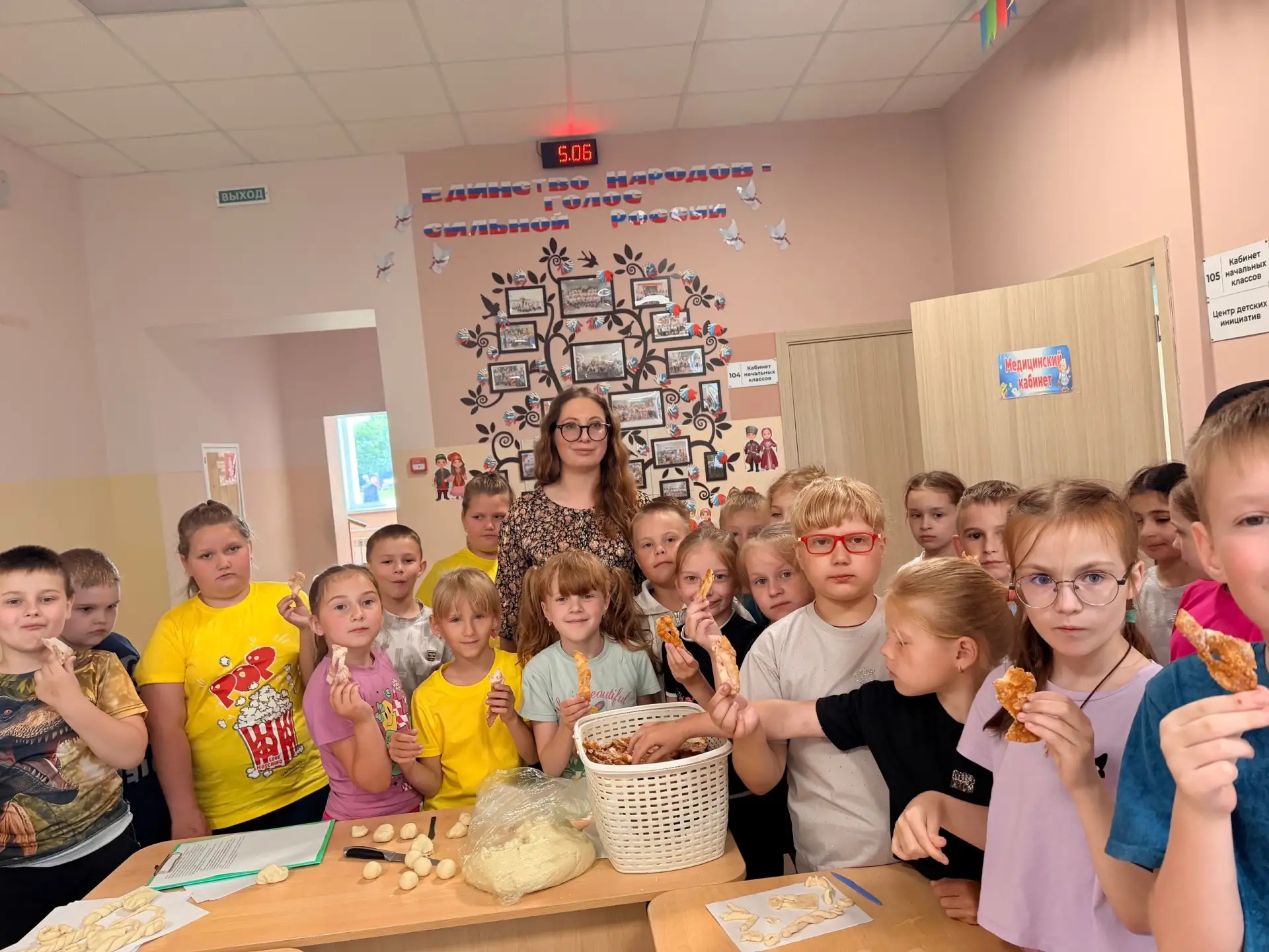 👩‍🍳 Мастер‑класс «Лепим „хворост“ по‑русски»!

👼Дети из 1–5 отрядов под руководством педагога доп