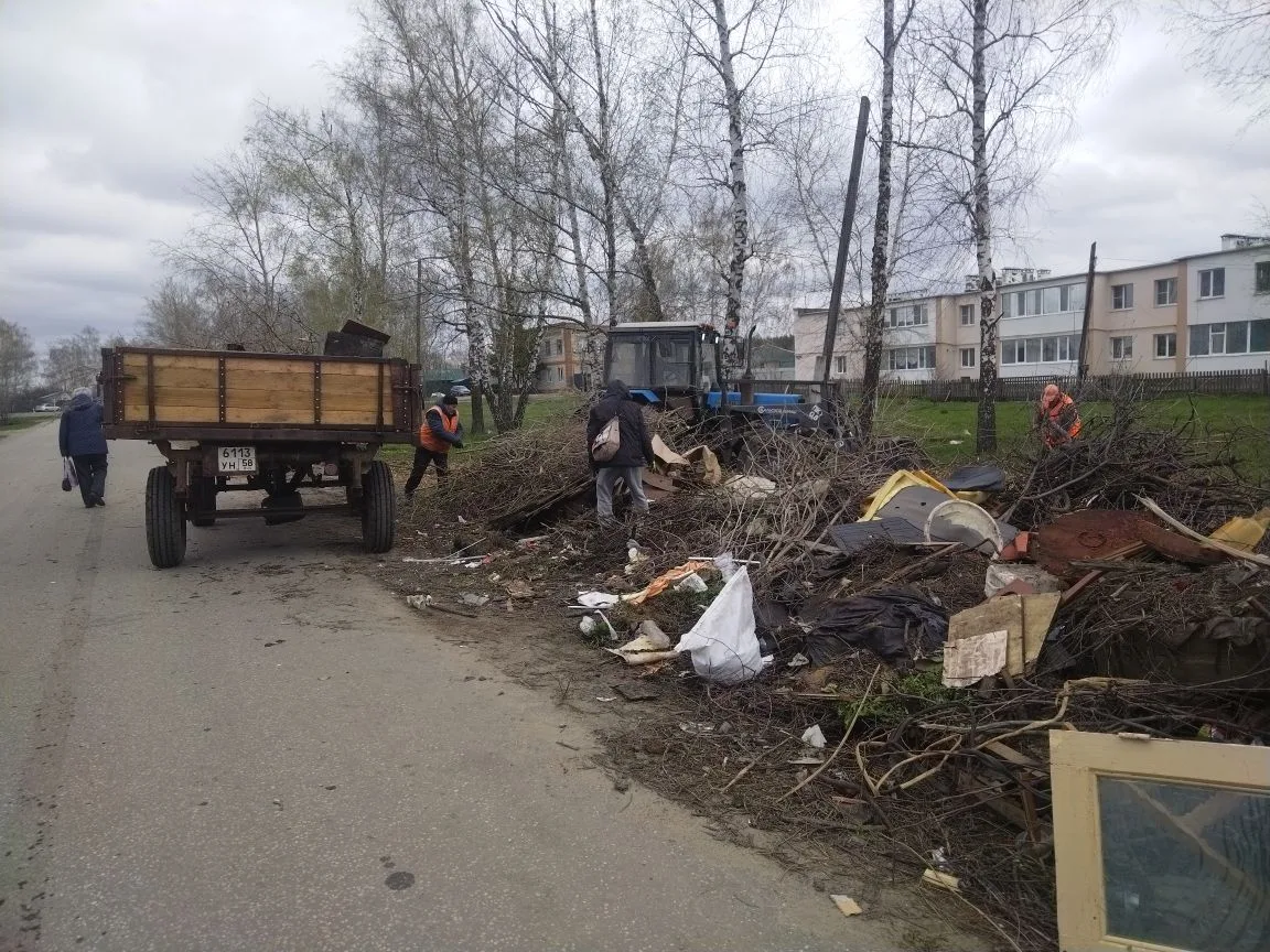 В р. п. Колышлей продолжаются работы по очистке несанкционированных свалок возле площадок ТБО, сегод