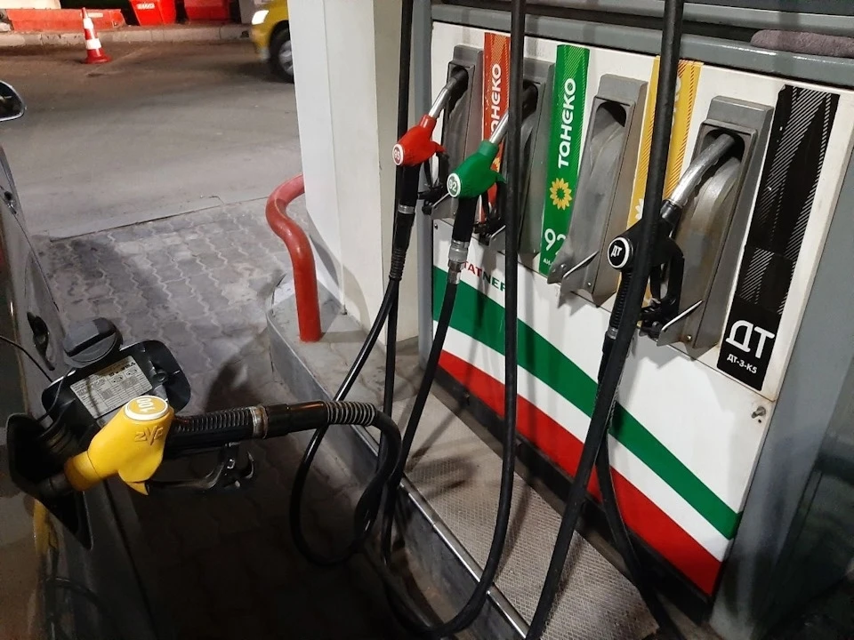 "Татнефть" ввела на всех автозаправках в России временный лимит на отпуск бензина и дизельного топли