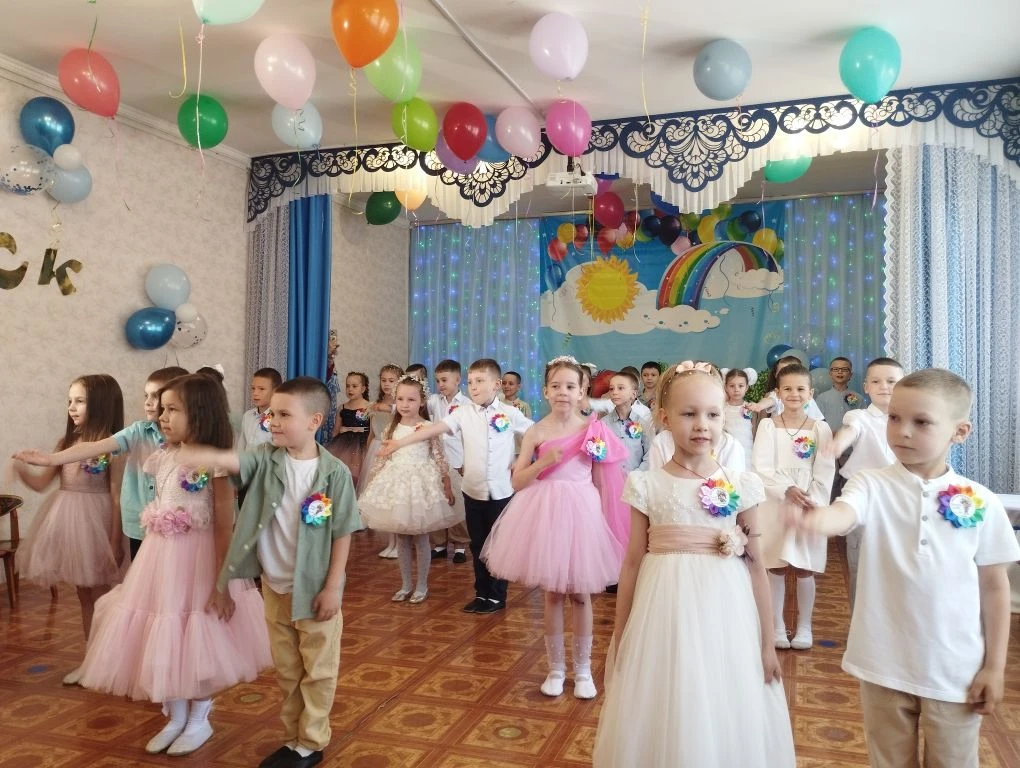 🎈✨ Выпускной в детском саду: первые шаги во взрослую жизнь ✨🎈
Вот и настал тот волнующий момент — 