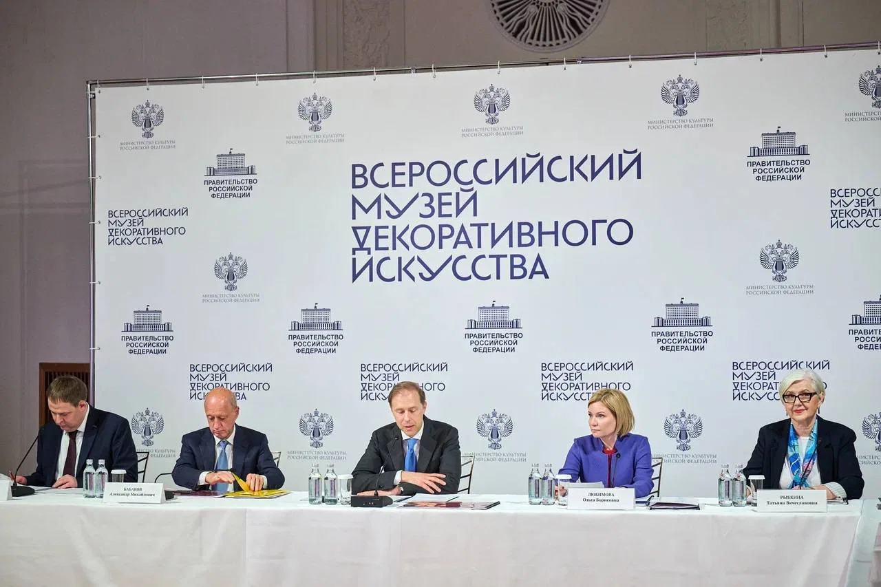 Приняла участие в заседании Попечительского совета Всероссийского музея декоративного искусства

Сов