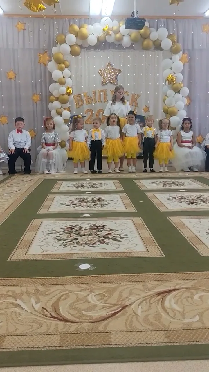 Покидаем сад родной,
Ведь сегодня выпускной!
Все игрушки мы убрали,
А портфель большой достали!
Был 