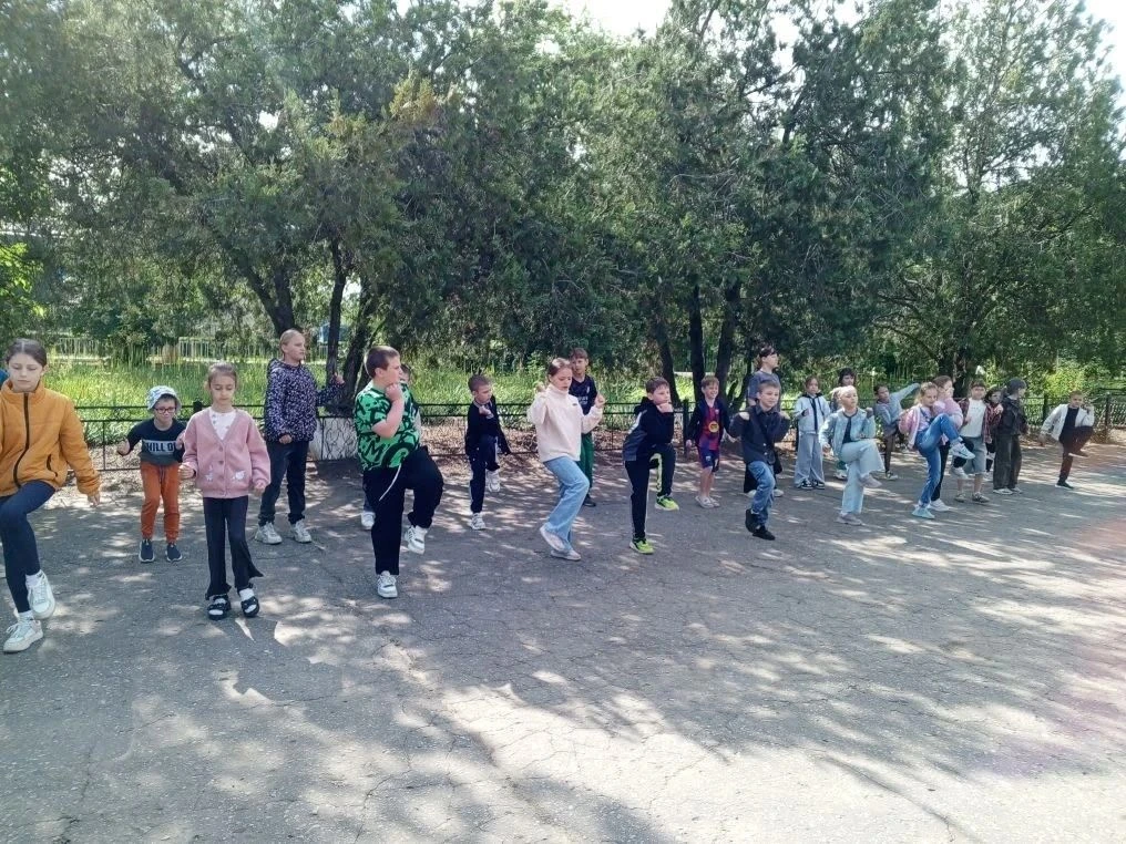 Лето замечательная пора, словно специально создана для того, чтобы дети бегали, прыгали и веселились