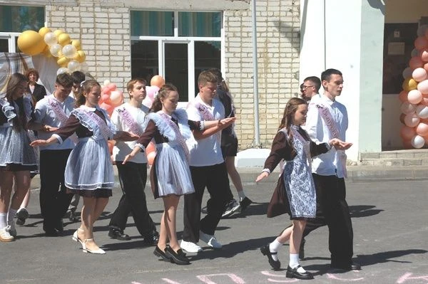 ПРОЩАЙ, ШКОЛА!
 
Гимнами Российской Федерации и орденоносной Брянщины и подъемом Государственного фл