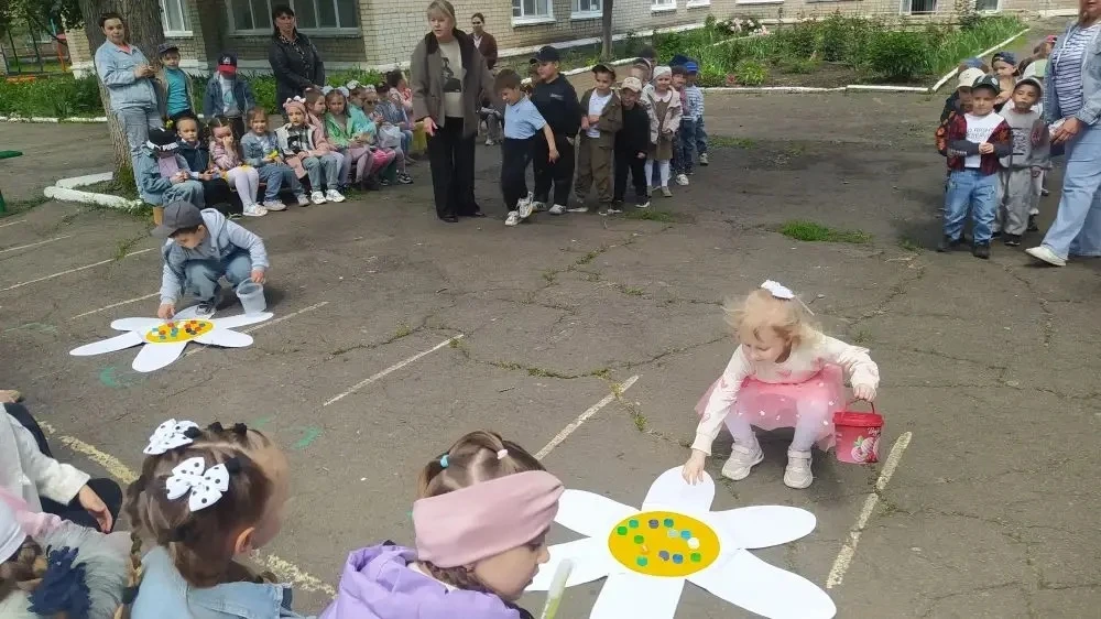 Сегодня, ребята, наш праздник!
Все дети огромной Земли
Друг другу спешат с поздравленьями
Желая здор
