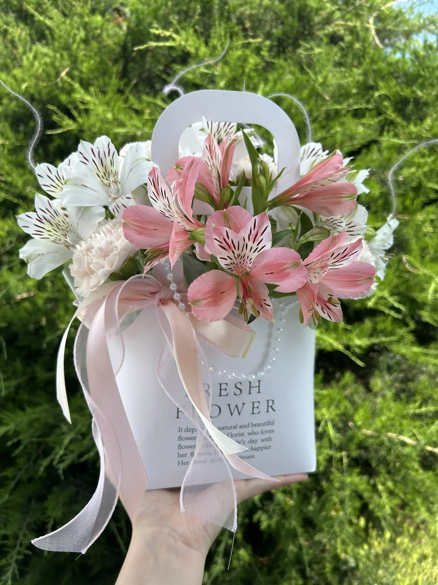 Милая сумочка из альстромерии и диантусов🌸 
Объем можно корректировать под любой бюджет
Стоимость т
