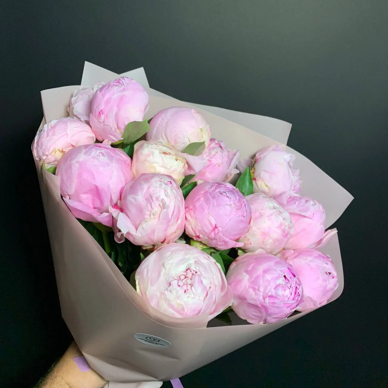 Какие цветы выбирают этим летом?
🌿☀️🌸

Лёгкие, воздушные — с настроением свободы, тёплых вечеров и