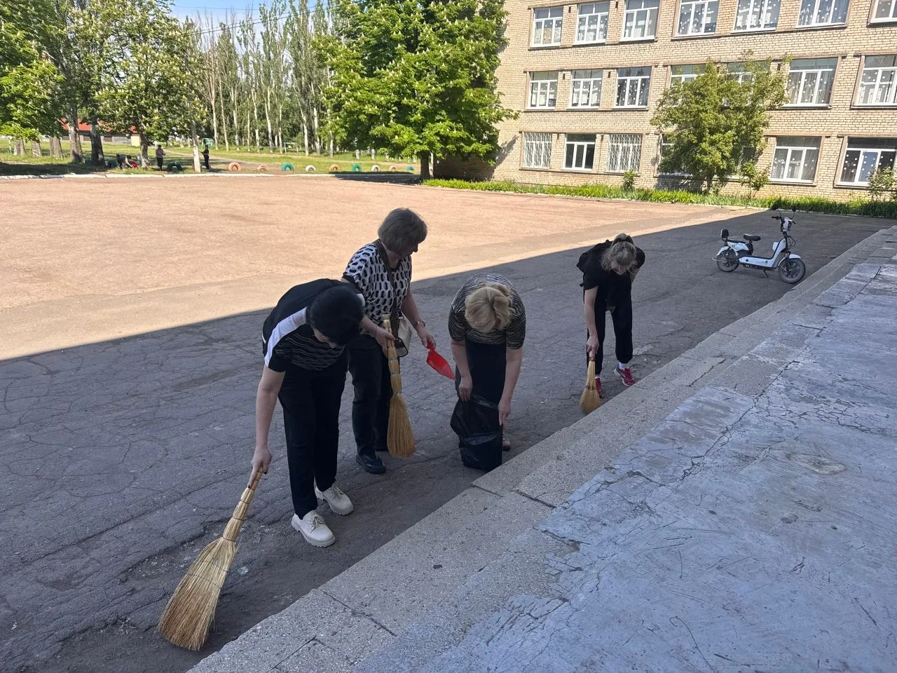 Сегодня, 23.05.2026, в школе прошёл майский субботник по уборке пришкольной территории, в котором пр