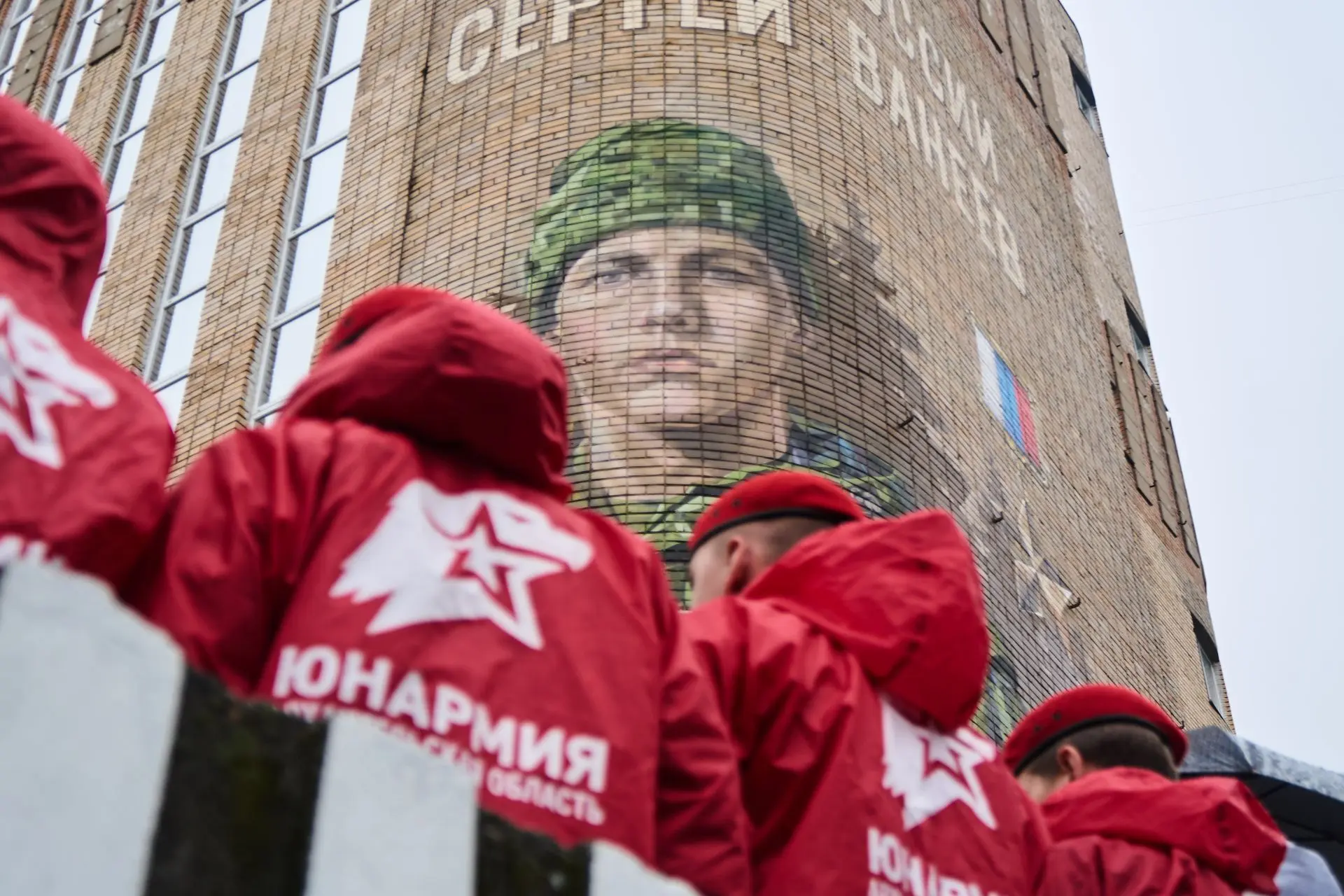 Сегодня на здании Государственного архива открыли мурал, посвящённый нашему земляку — Герою России С