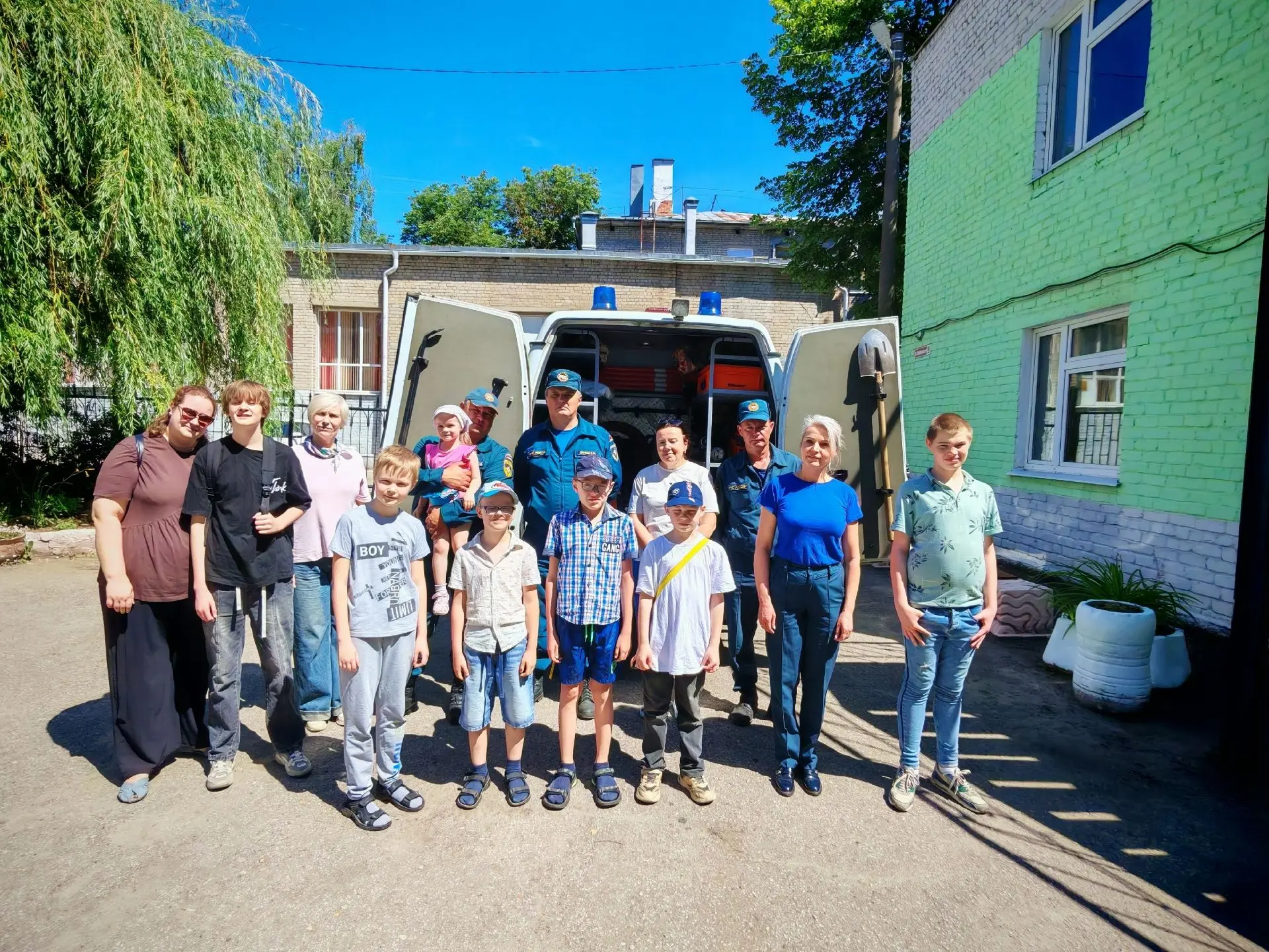 Сегодня к нам в гости заглянули те, кто ежедневно стоит на страже нашей безопасности — сотрудники @4