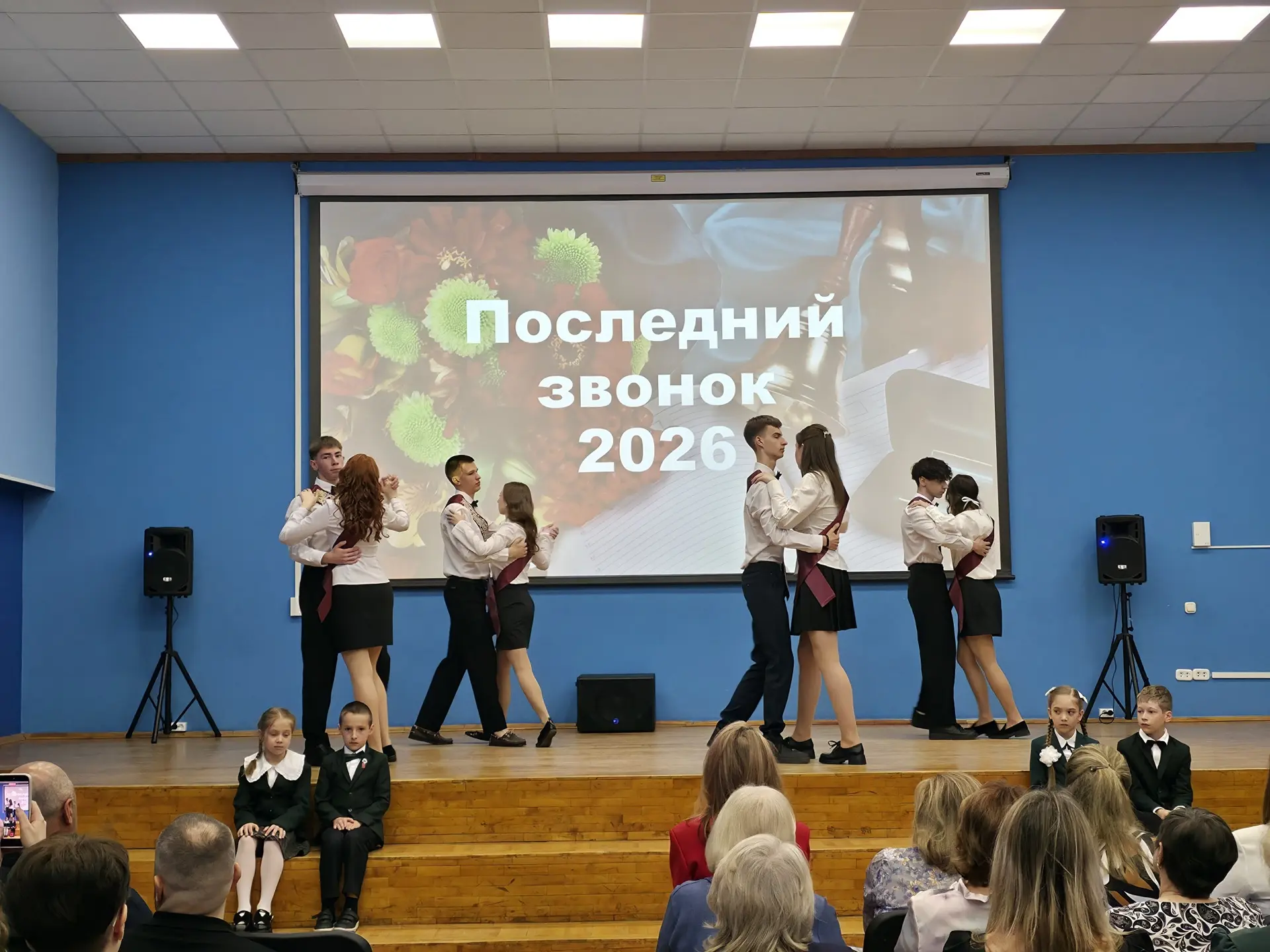 Последний звонок в Кингисеппской гимназии: взрослая жизнь уже на пороге

Тишина в коридорах гимназии