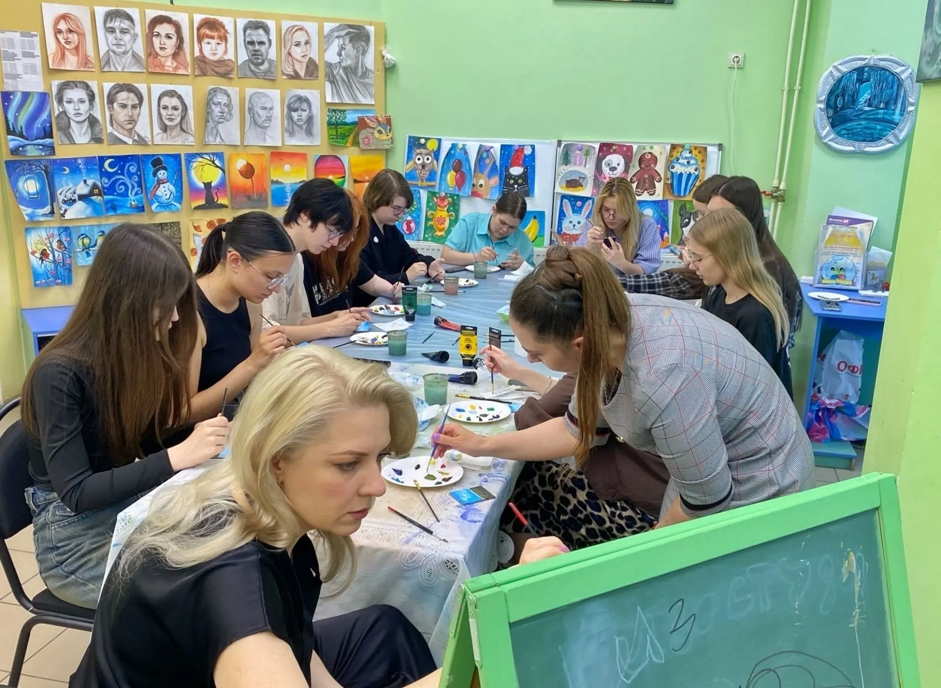 Мастер-класс на холсте-магните "Цветы России" в изостудии «Клякса»
 для студентов филиала ВГТУ.

Мер