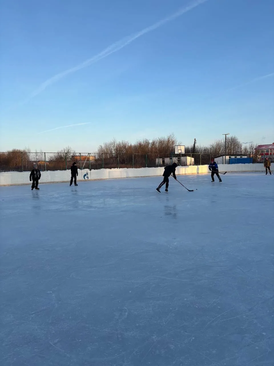 ⛸️ На территории спортивной площадки Солнцевской школы открылся каток. Зимой каток является активной