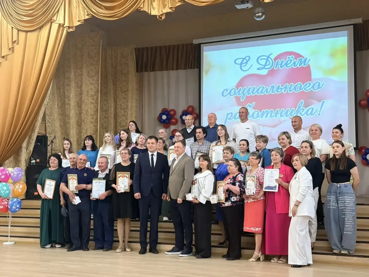Сердца, полные заботы: Марковский геронтологический центр отметил День социального работника
В этот 