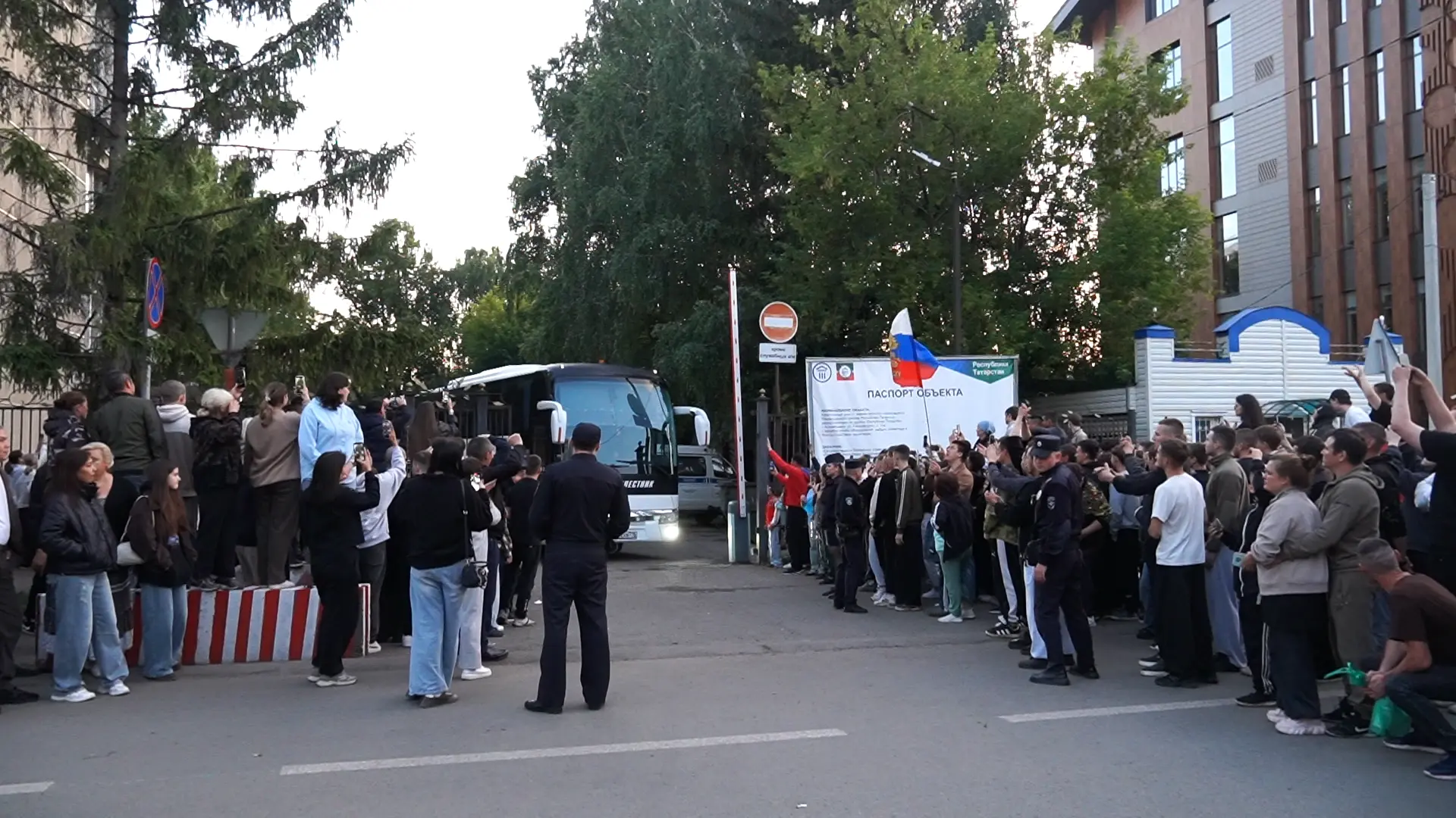 Раннее утро вторника выдалось по-настоящему волнительным для многих семей - сегодня отсюда на сборны