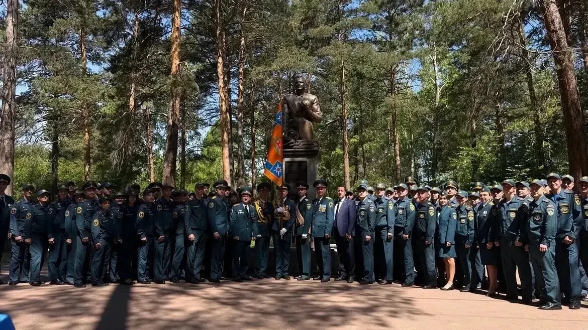 Служить России — служить людям.

Принял участие в торжественной церемонии приведения к присяге молод