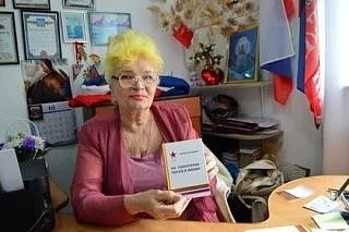 «Постоять на скошенной траве и почувствовать тепло земли, будто мама обнимает...» 🌿

Для поэтессы и