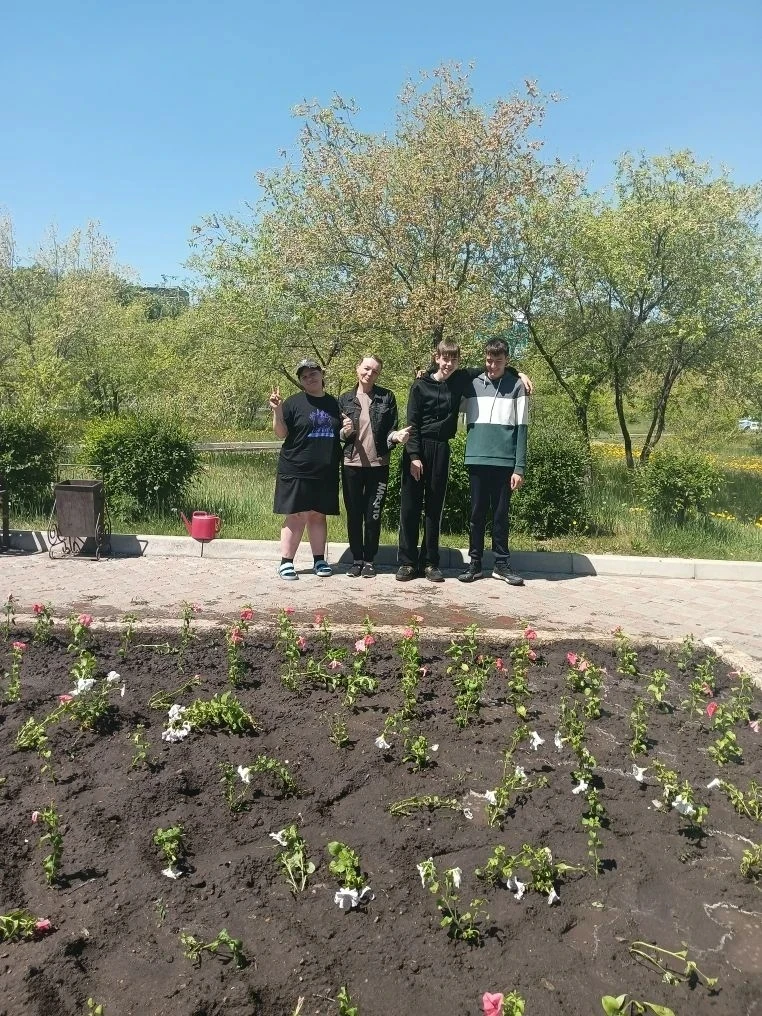 🌼🌱 Добрые дела в нашем городе! 🌱🌼

Сегодня ребята из трудотряда нашей школы сделали замечательно