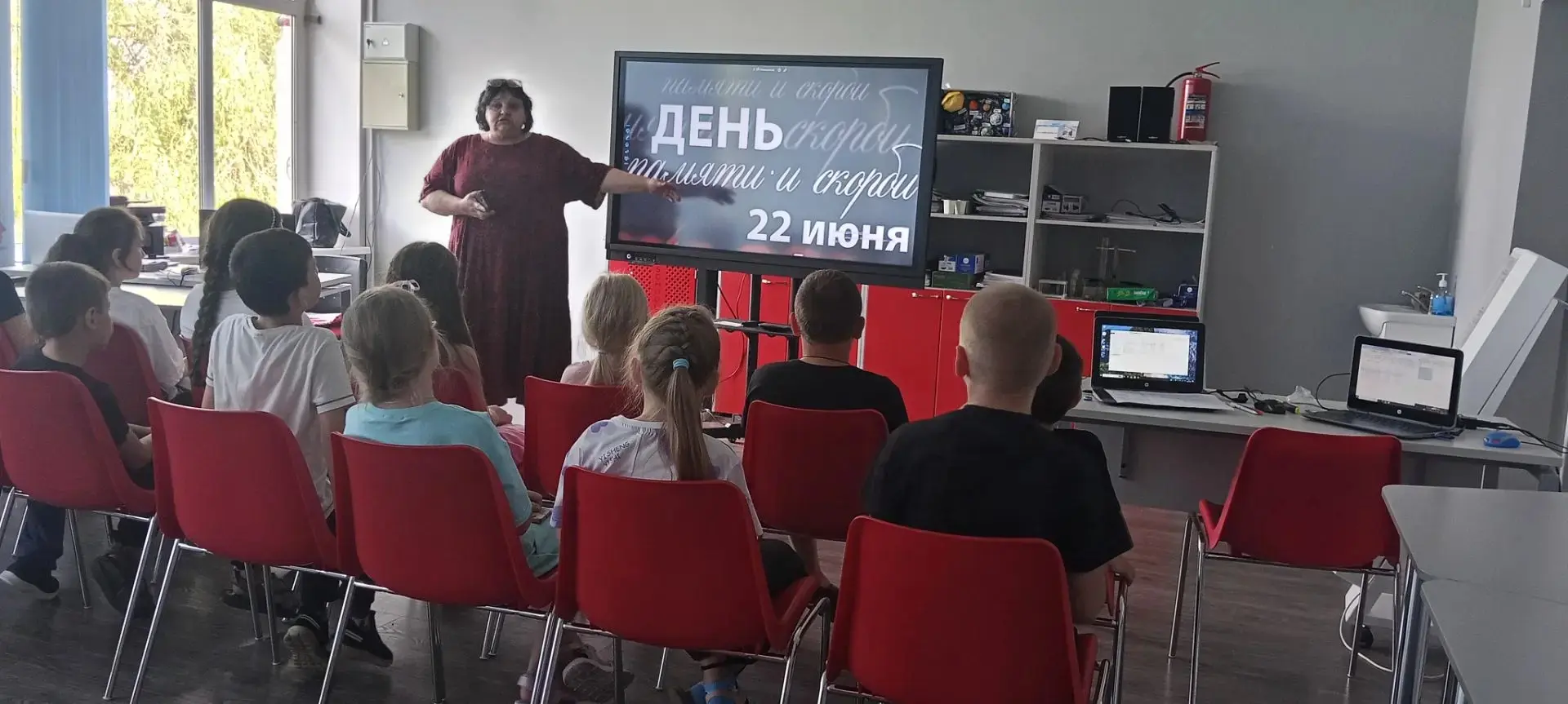 В преддверии Дня памяти и скорби, воспитанники летнего пришкольного лагеря "Солнышко" вместе с начал