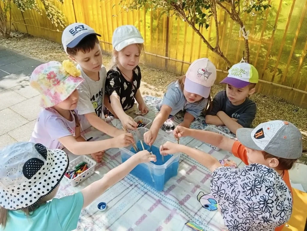 💦 Дети из группы «Почемучки» погрузились в увлекательный мир исследований: они изучали свойства вод