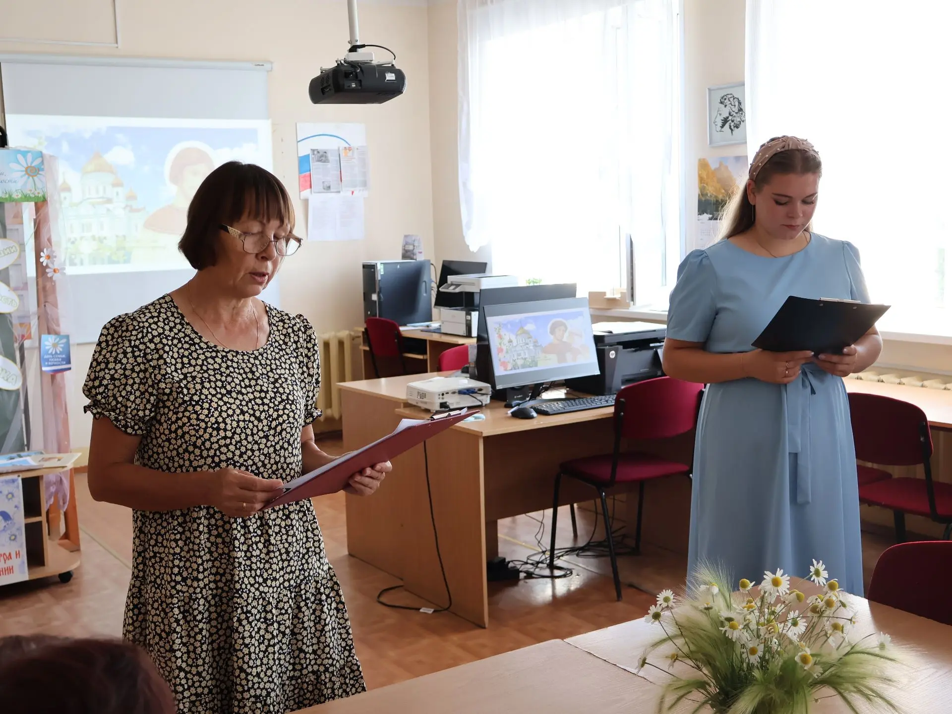 Сегодня, 8 июля, наши библиотекари с утра проводят мероприятия, посвященные Дню семьи, любви и верно