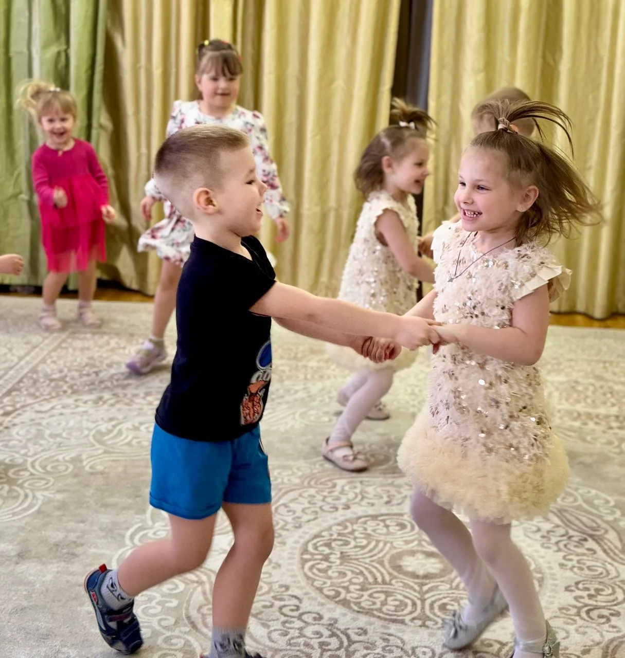 🎉 День друзей в нашем детском саду!

Сегодня мы отмечаем самый добрый праздник! В нашем саду дружба