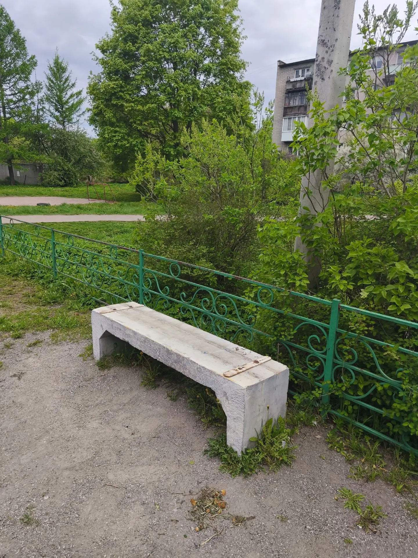 ‍🏠Делаем дворы уютнее‍
 🧑‍🔧Ремонт/установка скамеек на детских площадках по следующим адресам:
- 