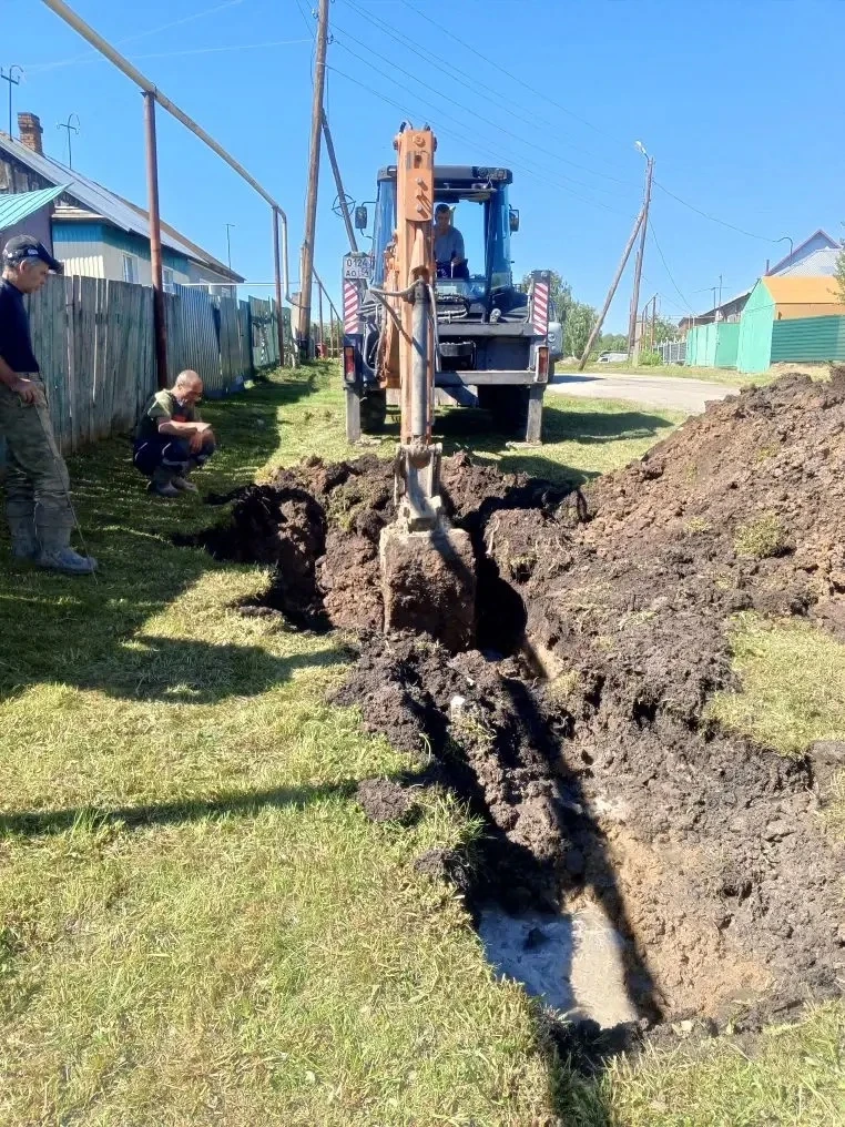 с.Бочкари устранили порыв старого водопровода. Воду дали.