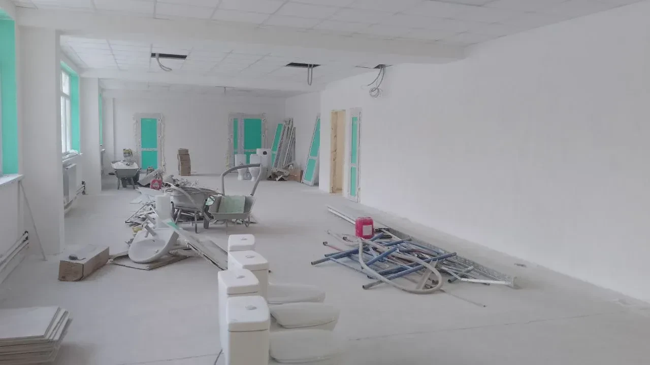 Продолжается ремонт Солнцевской школы. Уже установлена вытяжная система в столовой, двери на 3 этаже