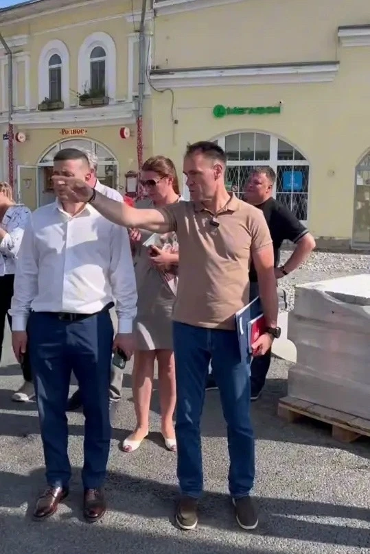 Глава Вологды призвал предпринимателей привести в порядок входные группы и прилегающие территории

Г