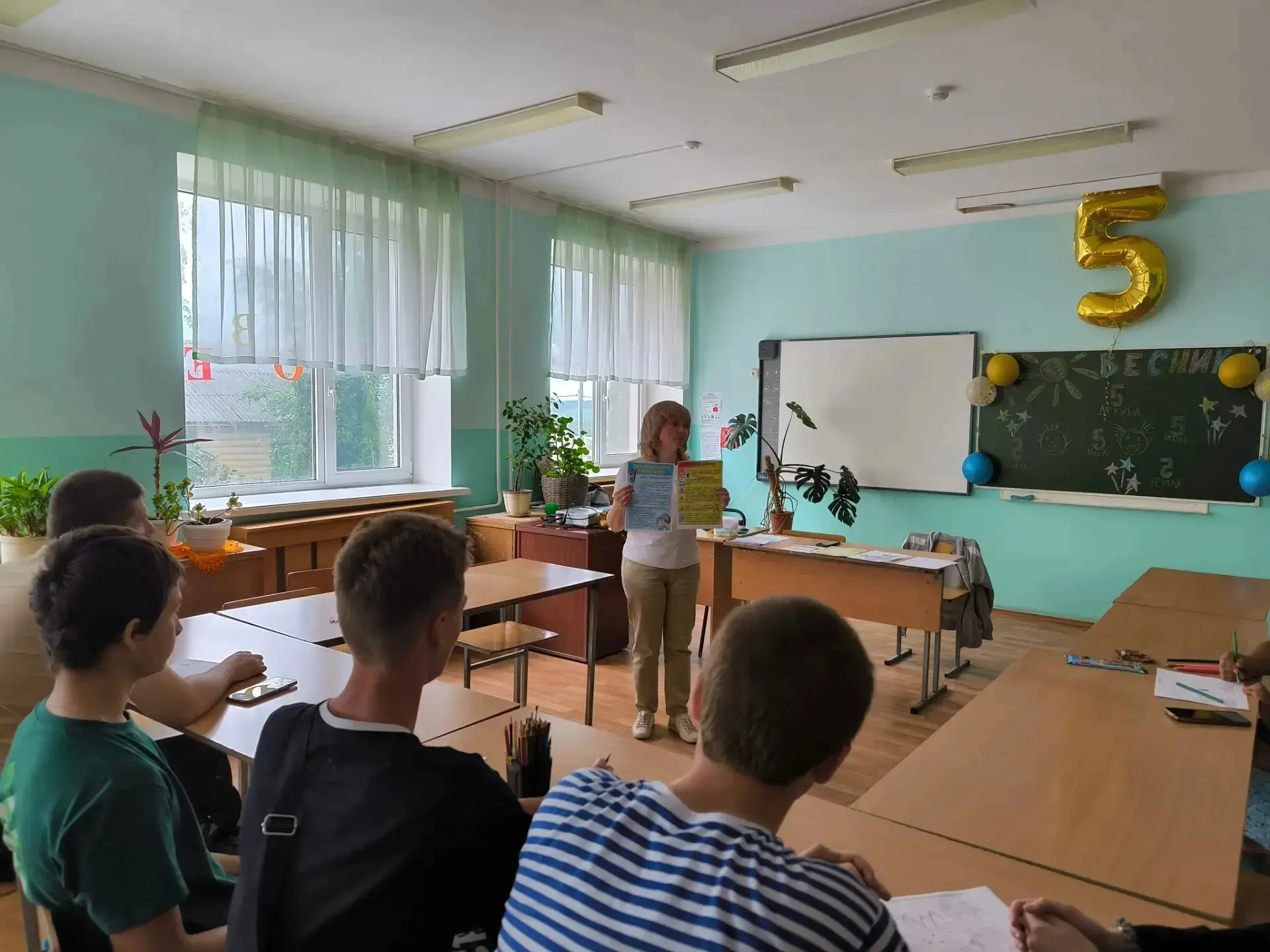 В школьном лагере «Ровесник» царит атмосфера радости и творчества ✨🎨. Первый день долгожданной смен