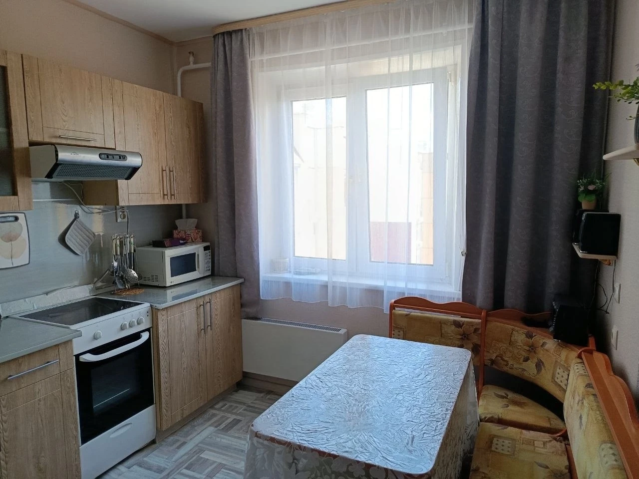 Сдаю 1 квартиру 40кв.м. 4 Мкр. 20, 10/10 этаж. Мебель, техника есть. Без животных. Можно на любой ср