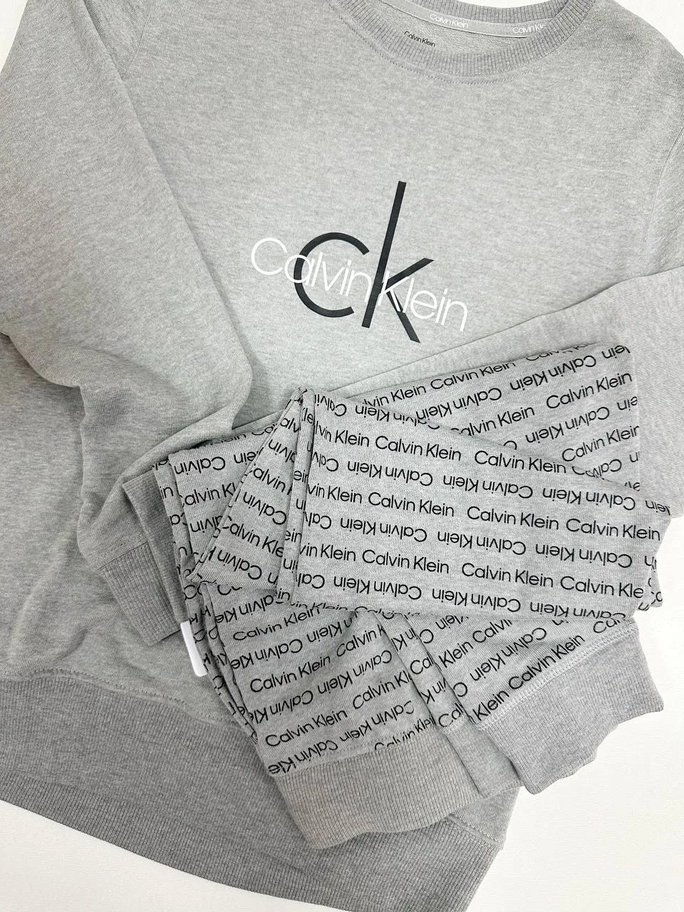 В НАЛИЧИИ 

Домашний комплект (штаны и свитшот) Calvin Klein

Размер S (42-44)

🏷️ 3900 🔥
