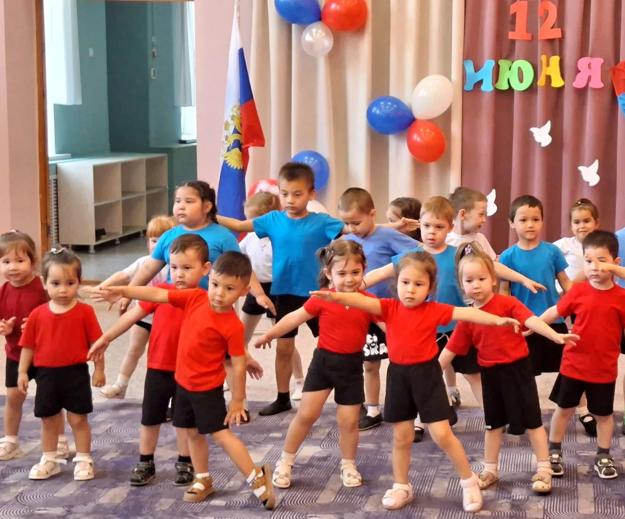 ‎Яркий, весёлый и очень патриотичный День России прошёл в наших дошкольных учреждениях! Мероприятие 