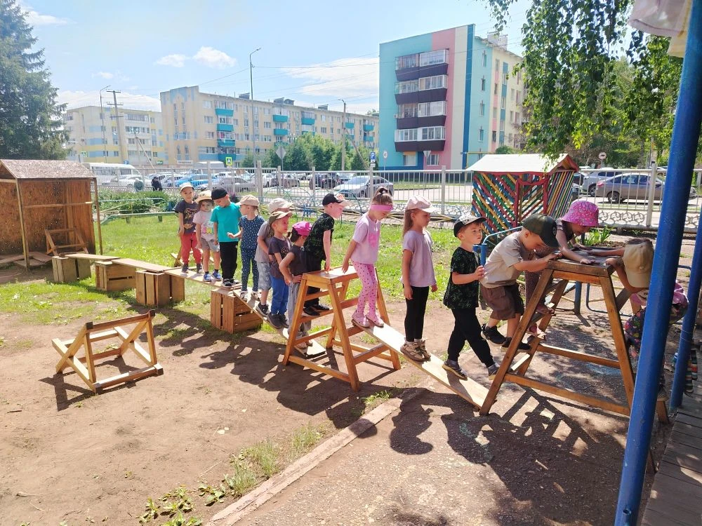 Сегодня ребята средней группы "Кубэлэк"  учились строить  из уличного конструктора.
Ребята решили по
