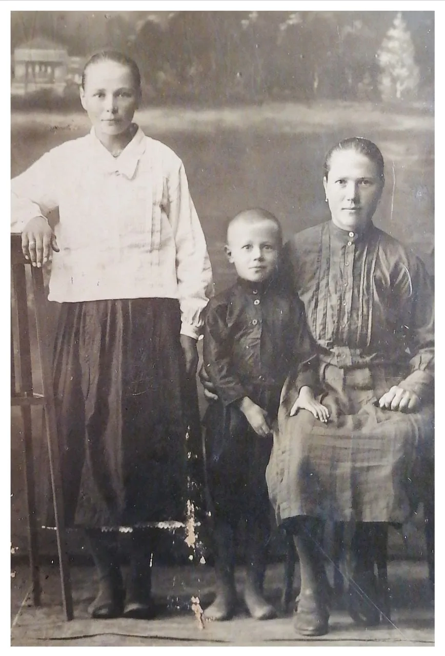 На фотографии сидит моя прабабушка Великанова (в девичестве Соколова) Анна Корниловна, 1902 года рож