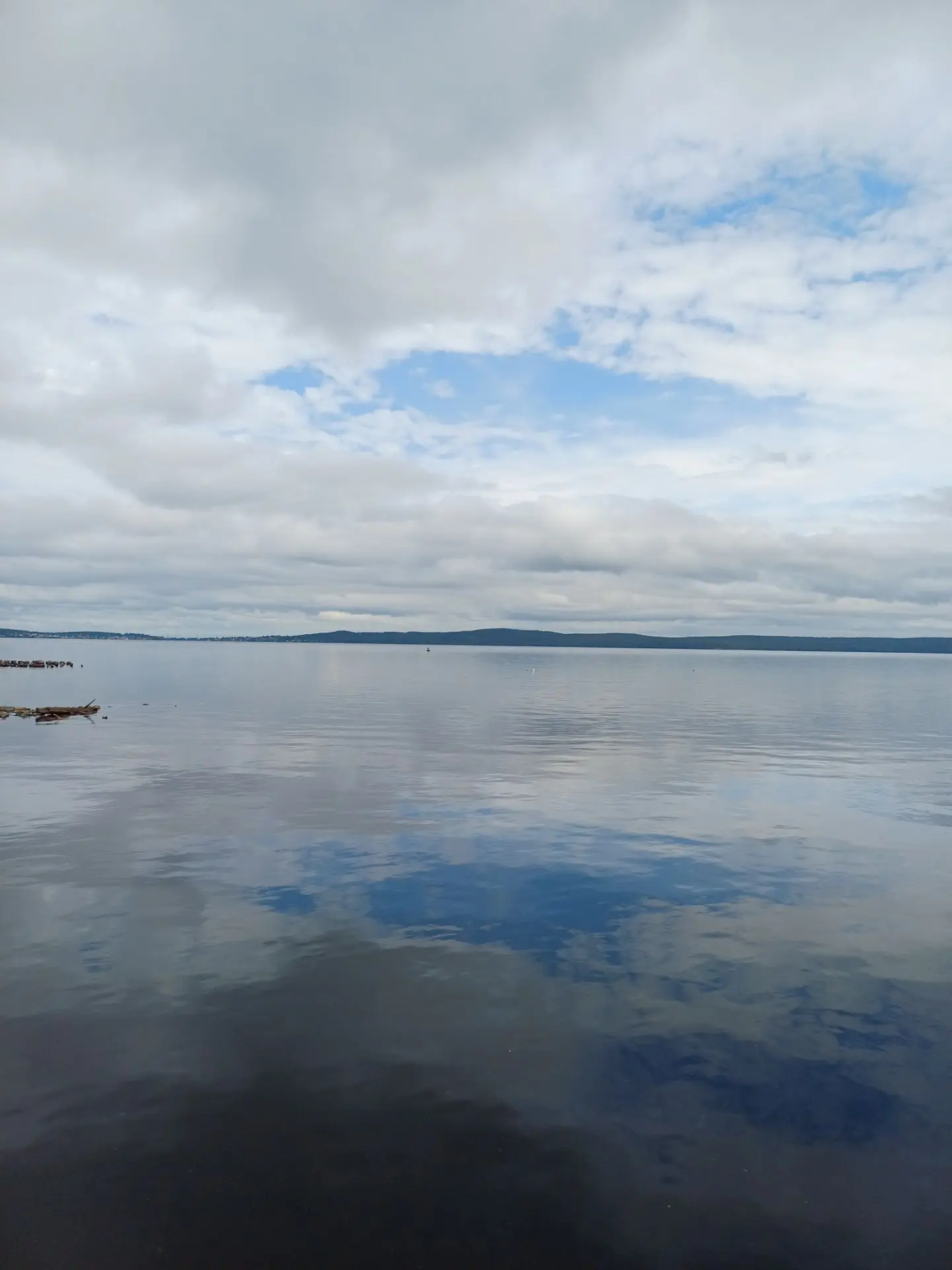 На берегу Ладоги
 Слоистая облачность отражается в водах озера