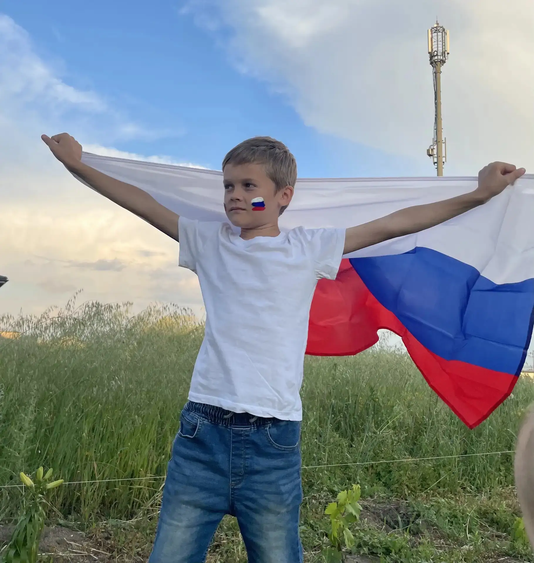 Георгий Скутен, учащийся МБОУ СОШ 22 — в акции «Флаги России»! 🇷🇺✨
Флаг 🇷🇺 в руках, взгляд увере